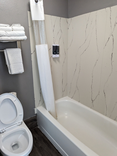 Bathroom 4, Cedar Cove, Erie