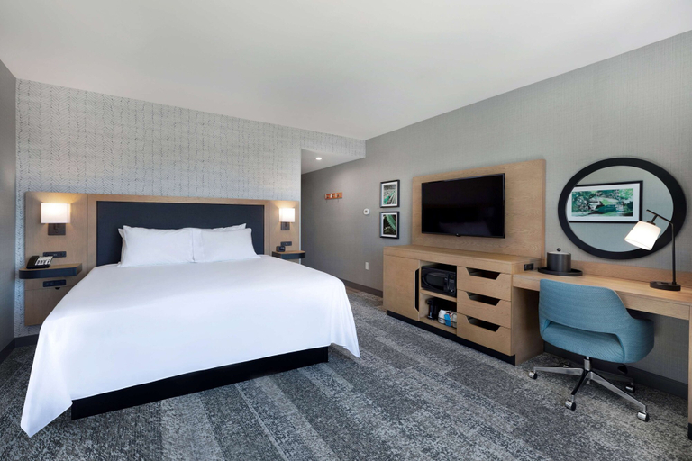 Bedroom 3, Hampton Inn & Suites Watertown Boston, Middlesex