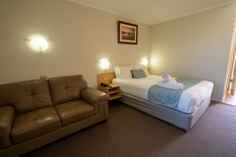 Bedroom 3, Hospitality Carnarvon, SureStay by Best Western, Carnarvon