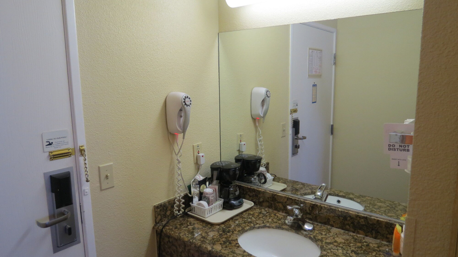Bathroom 4, Baymont Inn & Suites by Wyndham, Navajo