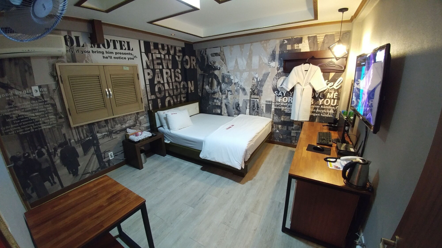 Bedroom 2, LOL Motel, Dong