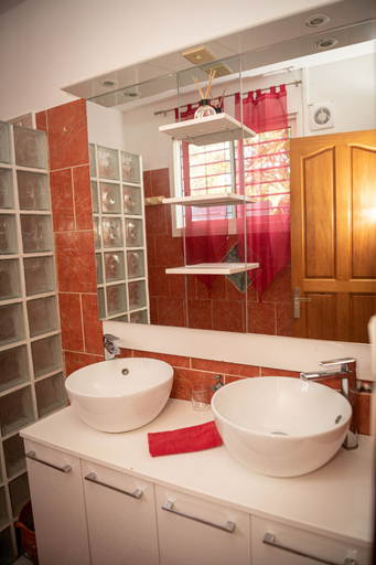 Bathroom 5, Le domaine des Doudous, Saint-Pierre
