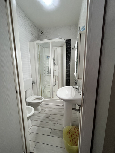 Bathroom 2, Hotel New Sayonara, Napoli