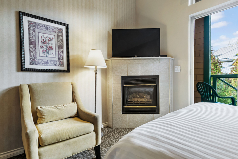 Bedroom 3, Pinnacle Hotel Whistler Village, Squamish-Lillooet