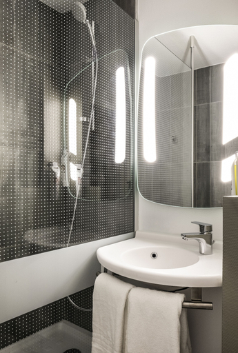Bathroom 4, ibis Cannes Plage La Bocca, Alpes-Maritimes
