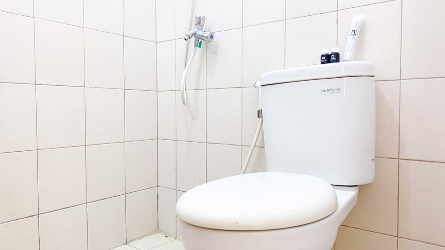 Bathroom 5, Best Choice and Homey Studio Tifolia Apartment By Travelio, East Jakarta