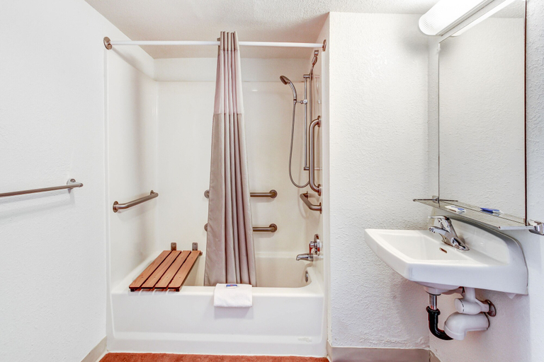 Bathroom 4, Motel 6 Medford, OR - North, Jackson