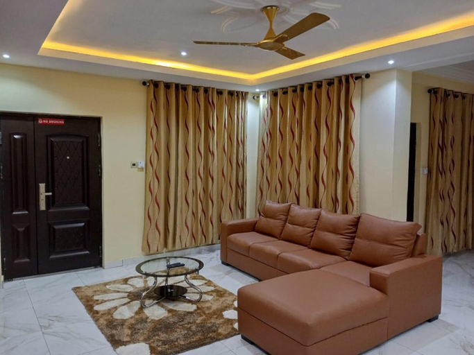 Interior 3, 3 Bed Deluxe Apartment - Wifi, Parking, Aircon, Accra