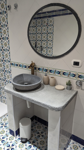 Bathroom 5, Apple Lemonade, Salerno