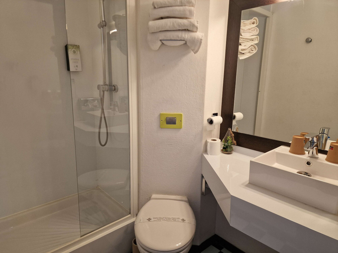 Bathroom 5, KYRIAD MONTLUCON - Saint Victor, Allier