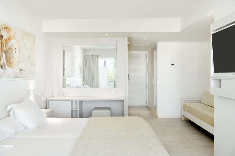 Bedroom 3, Iberostar Waves Cristina, Baleares
