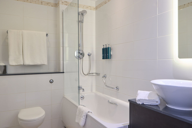 Bathroom 5, DoubleTree by Hilton Brighton Metropole, Brighton and Hove