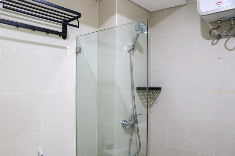 Bathroom 5, Spacious and Homey Studio at Daan Mogot City Apartment By Travelio, Jakarta Barat