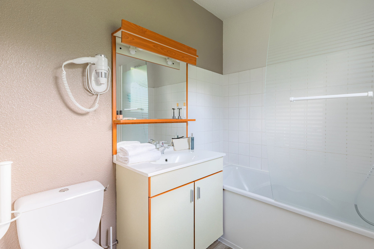Bathroom 4, Appart'City Classic Rennes Ouest, Ille-et-Vilaine