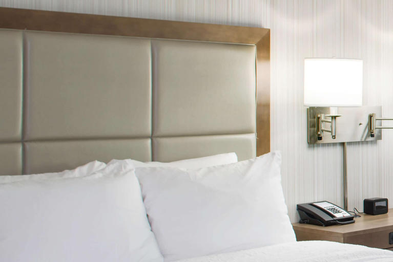 Bedroom 3, Hampton Inn & Suites by Hilton Pittsburg Kansas Crossing, Crawford