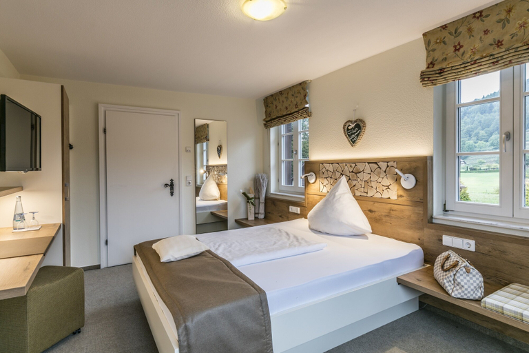 Bedroom 3, Hotel-Gasthaus Goldener Engel, Breisgau-Hochschwarzwald