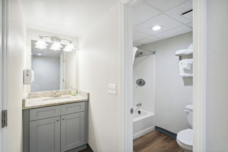 Bathroom 4, Sugar Sands Beachfront Hotel, a By The Sea Resort, Bay
