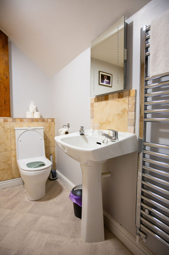 Bathroom 3, The Woodfalls Inn, Wiltshire