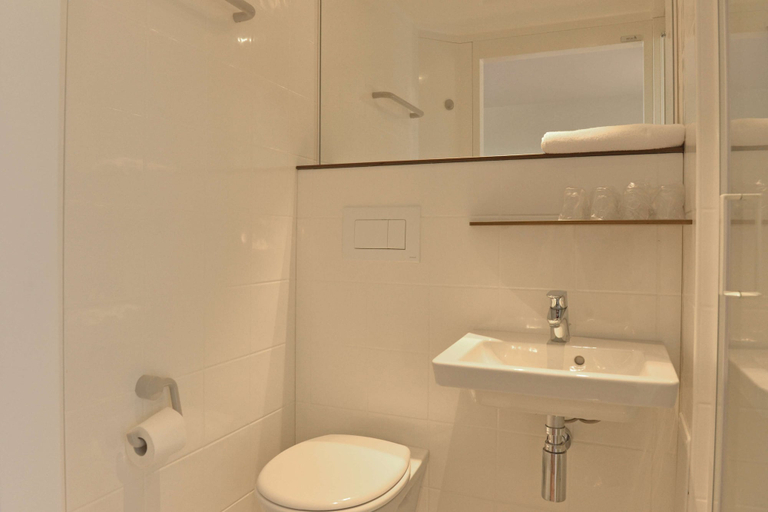 Bathroom 4, Premiere Classe Reims Nord - Betheny, Marne