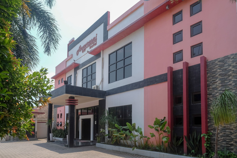 Urbanview Hotel Anggraeni Jatibarang - Tap to explore photos