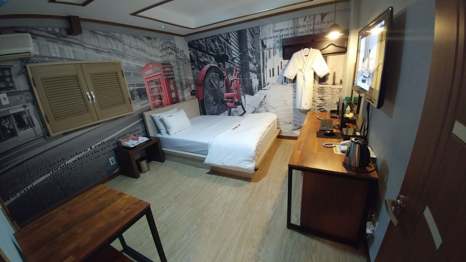 Bedroom 2, LOL Motel, Dong