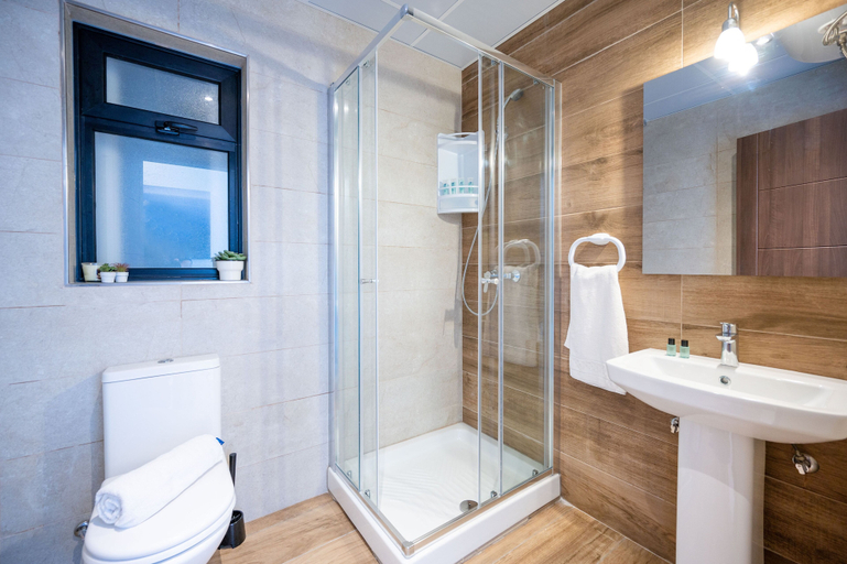 Bathroom, Islet Seafront 1 Bedroom Apartment, Saint Paul's Bay