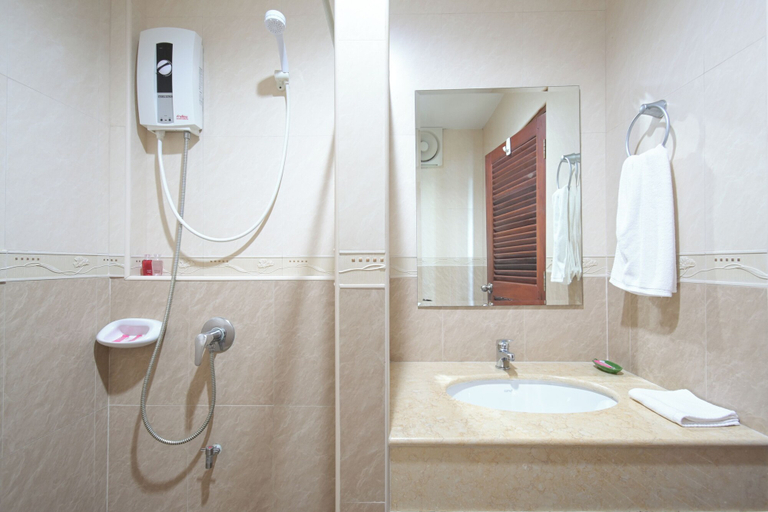 Bathroom 4, Shamrock Hotel Pattaya, Pattaya