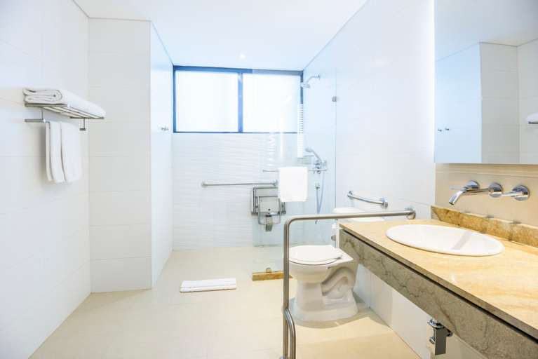 Bathroom 5, Holiday Inn Express & Suites BOGOTA DC by IHG, Santafé de Bogotá
