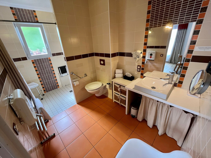 Bathroom 4, Hotel Ursula, Pyrénées-Atlantiques