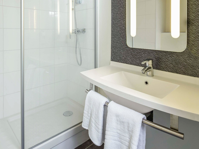 Bathroom 4, ibis Chartres Ouest Luce, Eure-et-Loir