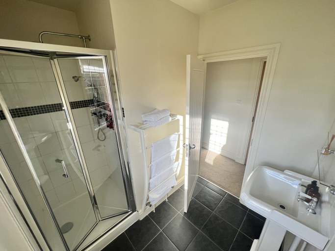 Bathroom 4, The White Hart, Hampshire