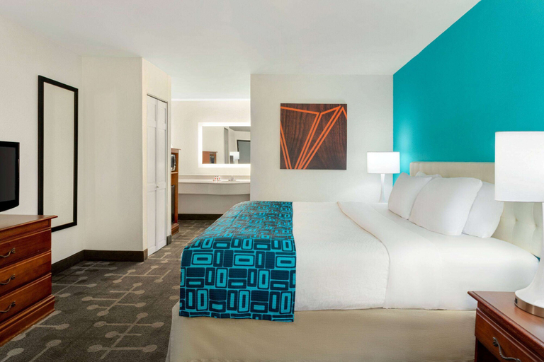Bedroom 4, Howard Johnson by Wyndham Chattanooga Lookout Mountain I-24, Hamilton
