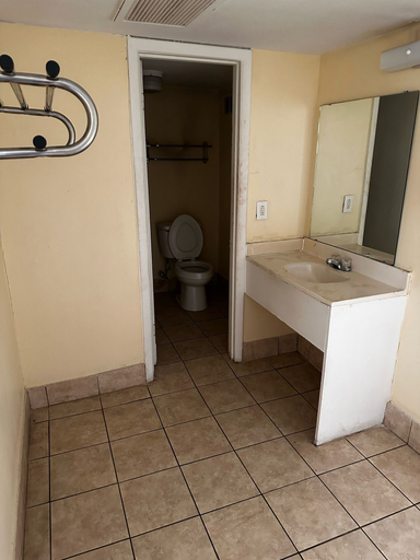 Bathroom, Loyalty Inn Charlotte Airport, Mecklenburg