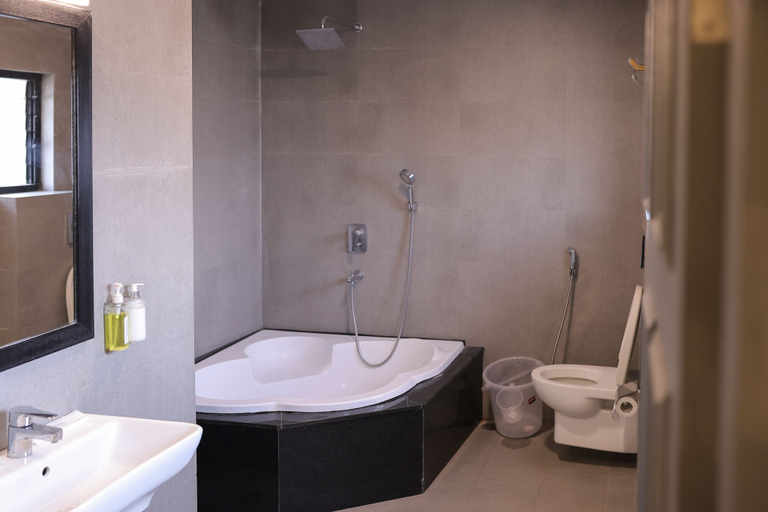 Bathroom 4, Signature Inn, Nagpur