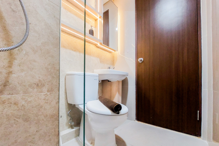 Bathroom 2, Exclusive and Homey 2BR Transpark Bintaro Apartment By Travelio, South Tangerang