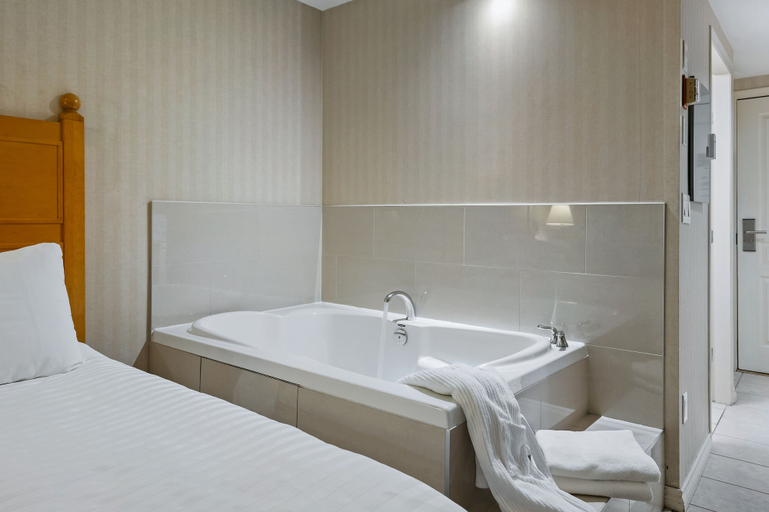 Bathroom 4, Pinnacle Hotel Whistler Village, Squamish-Lillooet