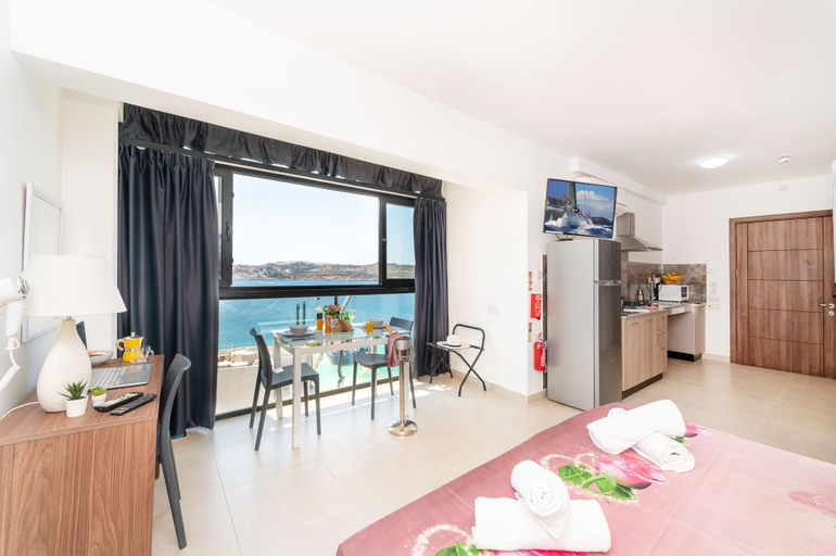 Others 5, Islet Promenade Studio with Hot Tub and Panoramic Sea Views by GetawaysMalta, Saint Paul's Bay