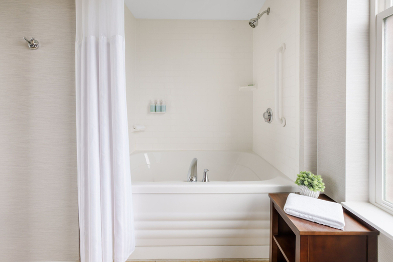 Bathroom 4, Courtyard by Marriott Keene Downtown, Cheshire