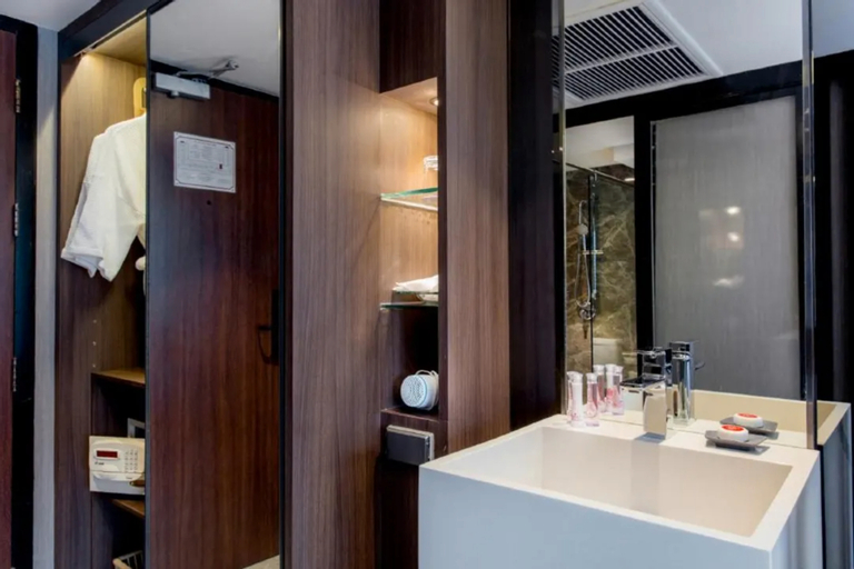 Bathroom 10