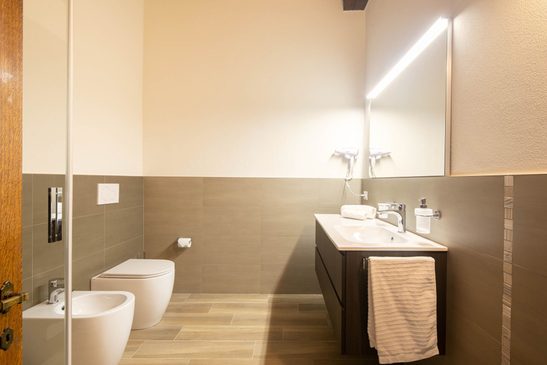 Bathroom 5, Podere La Quercia, Siena