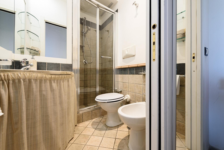 Room 2, Via Fiorentini 21 in Naples, Napoli