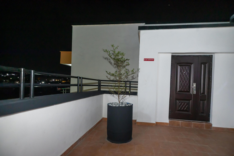 Private kitchen 4, 3 Bed Deluxe Apartment - Wifi, Parking, Aircon, Accra