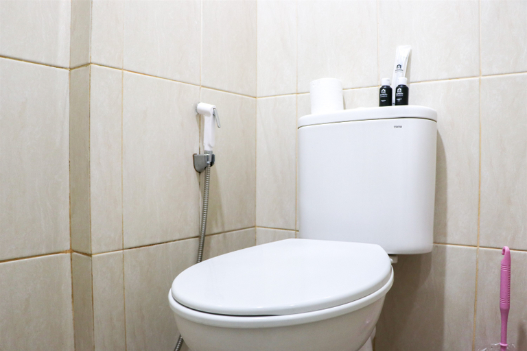 Bathroom 5, Comfort Living Studio at Osaka Riverview PIK 2 Apartment By Travelio, Tangerang