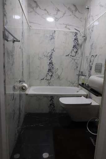Bathroom 4, Palace Court, Qasr an-Nil