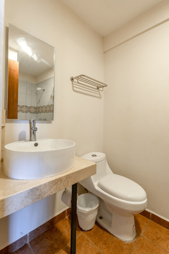 Bathroom 4, Cinco de Mayo Hotel, Querétaro