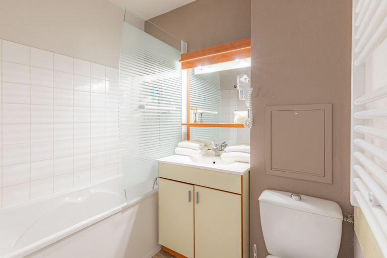 Bathroom 4, Appart'City Classic Rennes Ouest, Ille-et-Vilaine