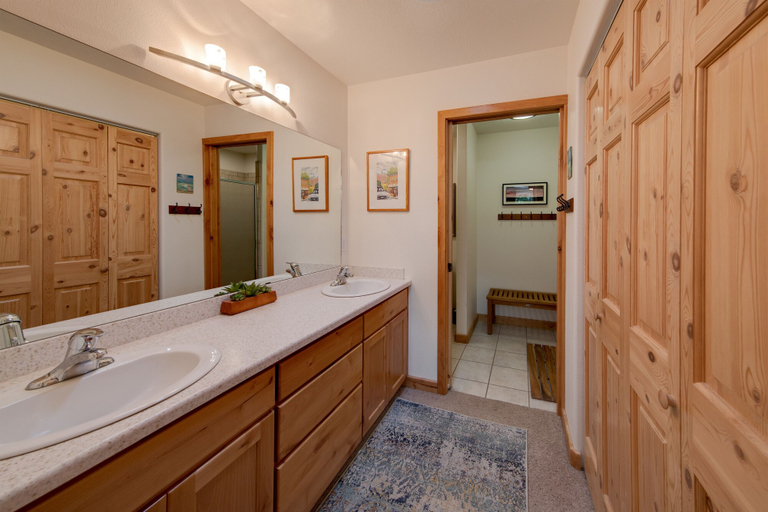 Bathroom 4, Cottonwoods 401, Grand