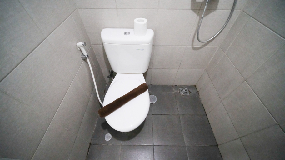 Bathroom 5, Comfy and New Studio at CitraLand Vittorio Apartment By Travelio, Surabaya