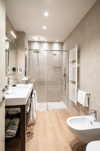 Bathroom 5, Hotel Laurin, Brescia