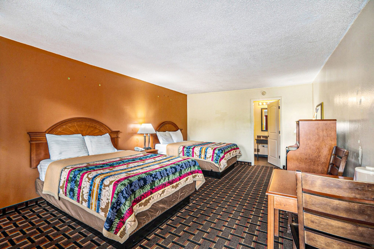 Bedroom 2, Great Lakes Inn and Suites, Van Buren